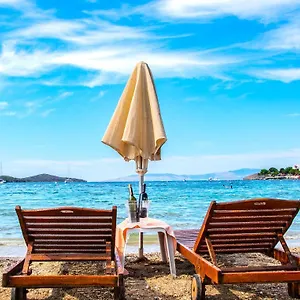 blue-bay-beach-hotel.aegeanhotels.net/